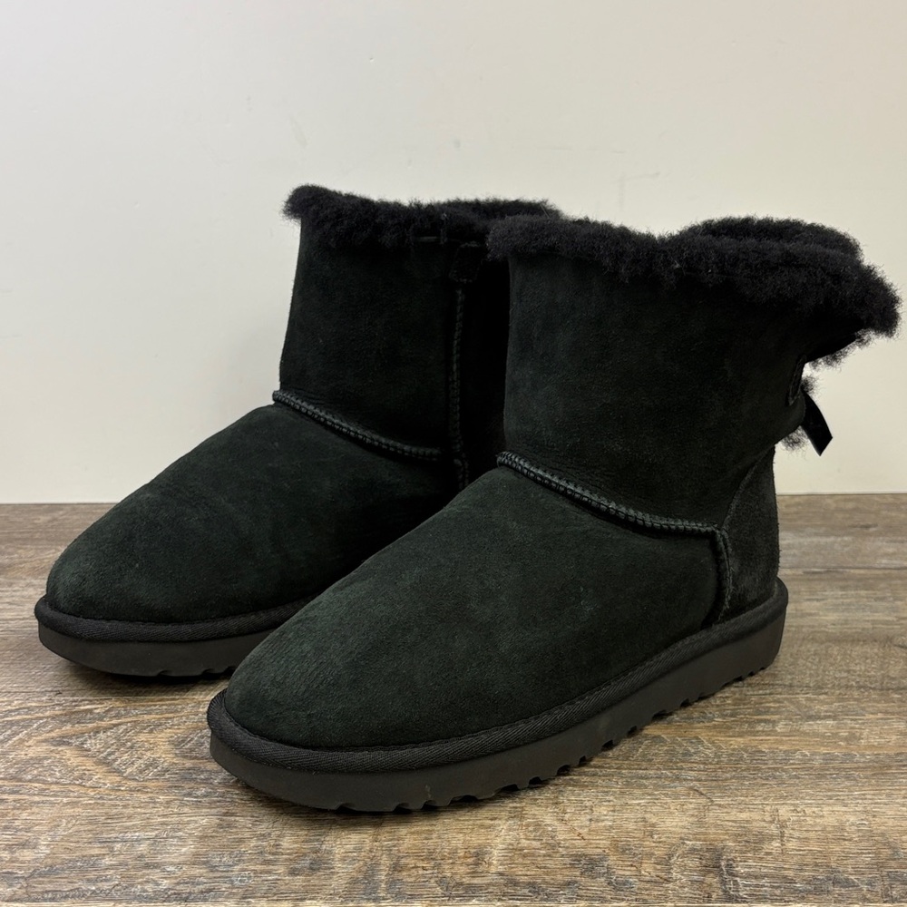 UGG Women’s Mini Bailey Bow -Water Resisting Size 8